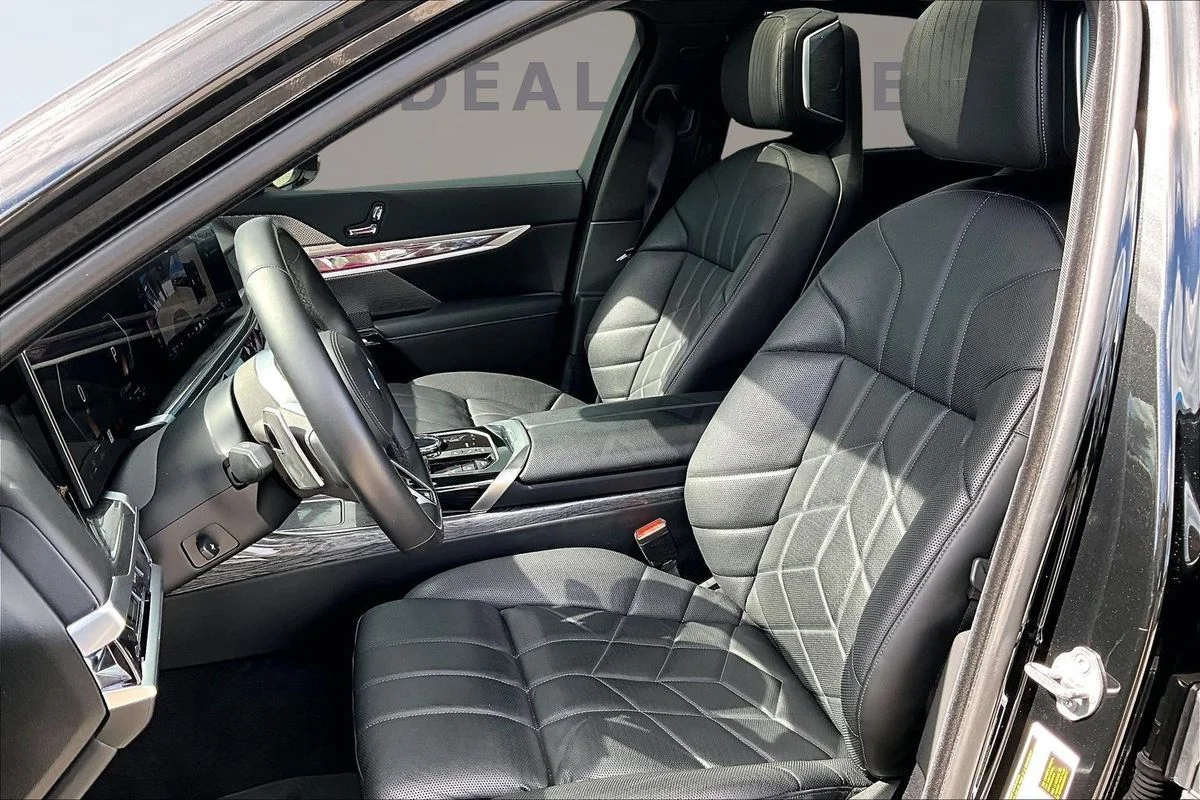 Used 2024  BMW xDrive image 21