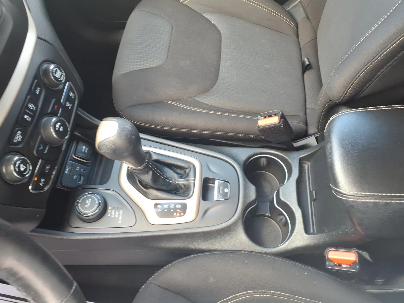 Used 2015 White Jeep 4WD 4DR LATITUDE image 15