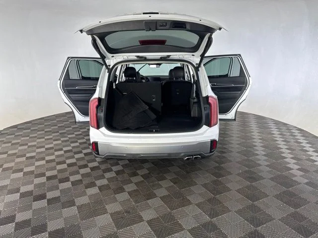 Used 2025 White Kia S image 17