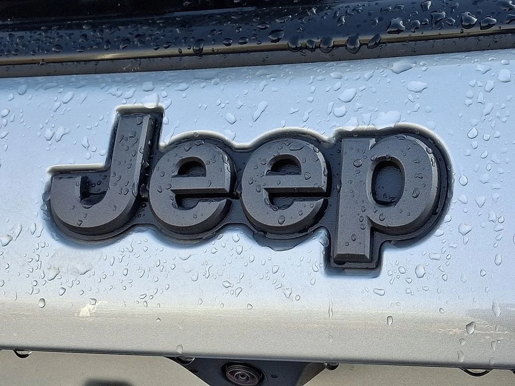 New 2026 Silver Zynith Metallic Clearcoat Jeep Limited image 15