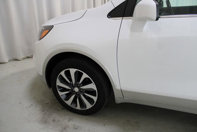 Used 2022 White Frost Tricoat Buick Preferred image 31
