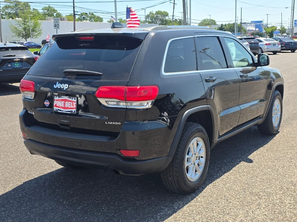 Used 2018 Diamond Black Crystal Pearlcoat Jeep Laredo E image 16