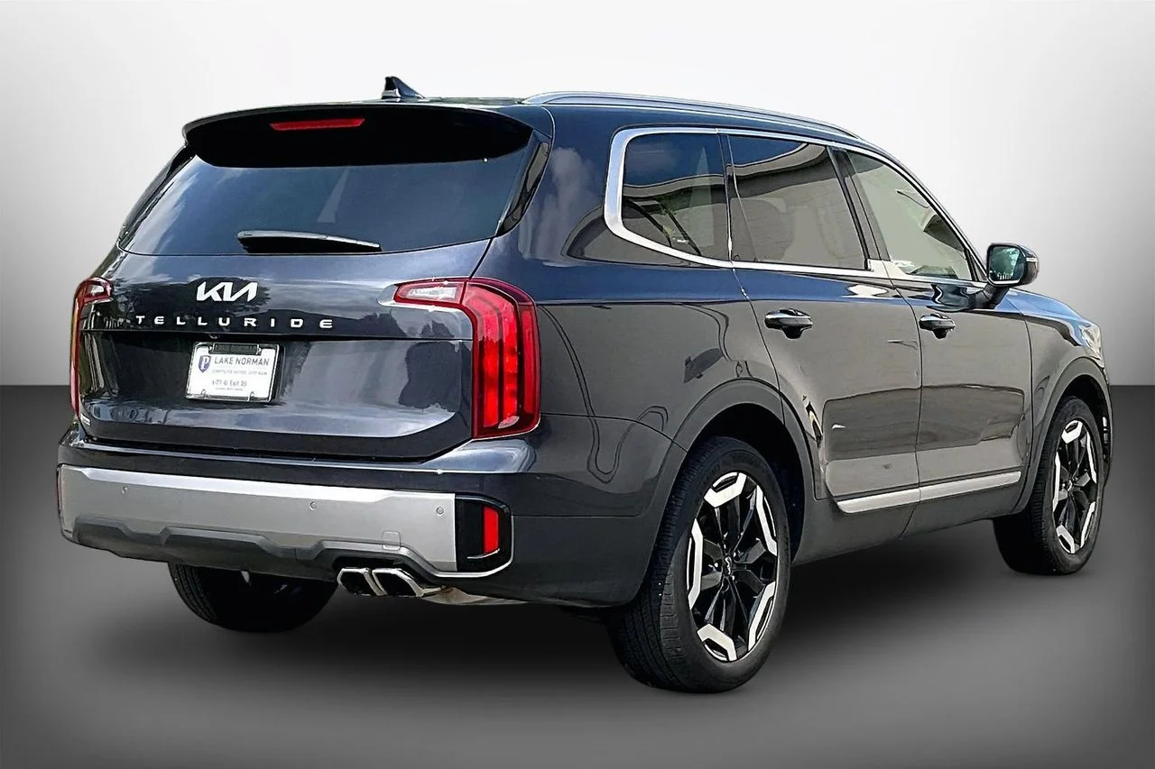 Used 2025  Kia S image 8