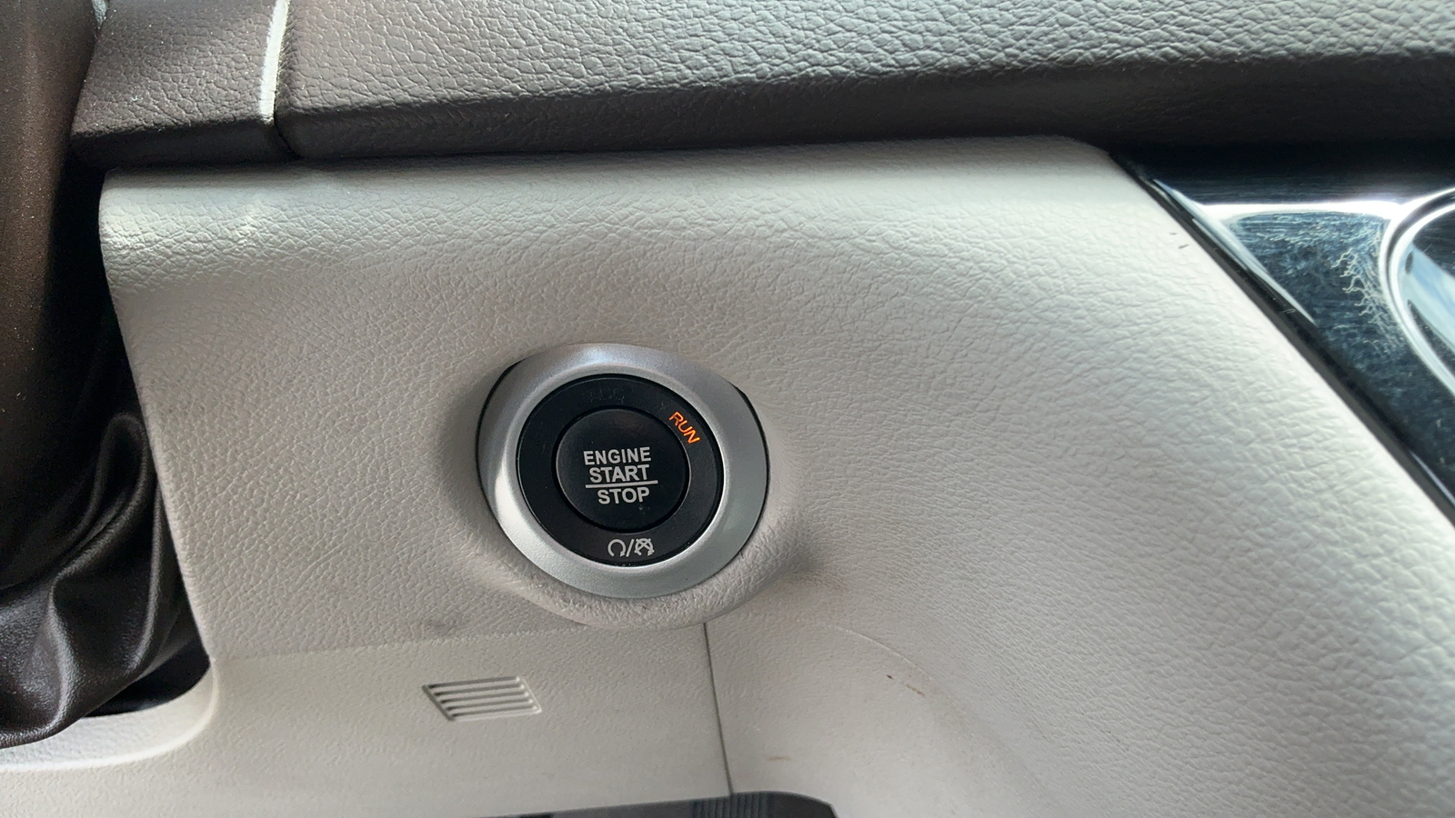 Used 2019 White Chrysler LX image 29