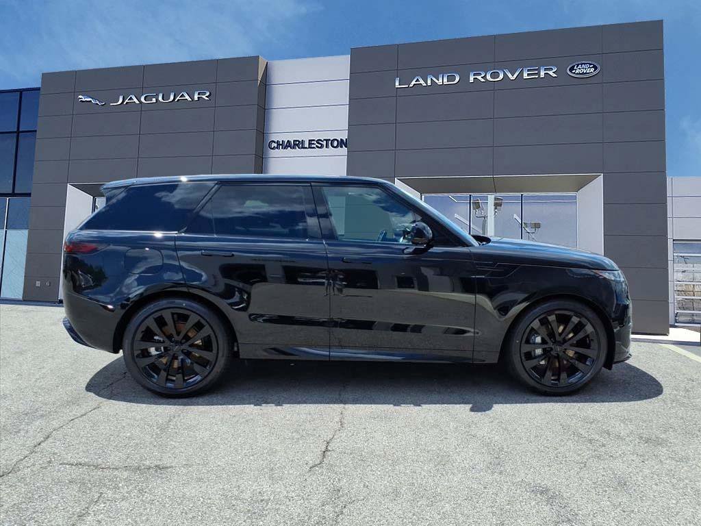 New 2026 Santorini Black Metallic Land Rover Dynamic SE image 6