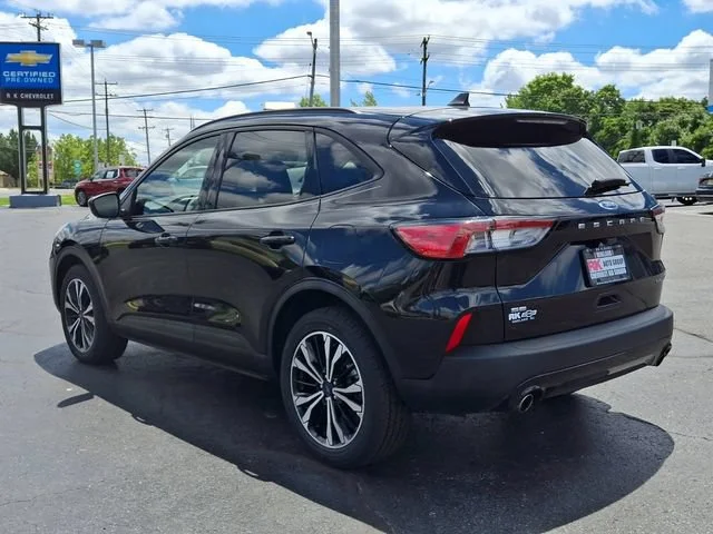 Used 2022 Black Ford SE image 5