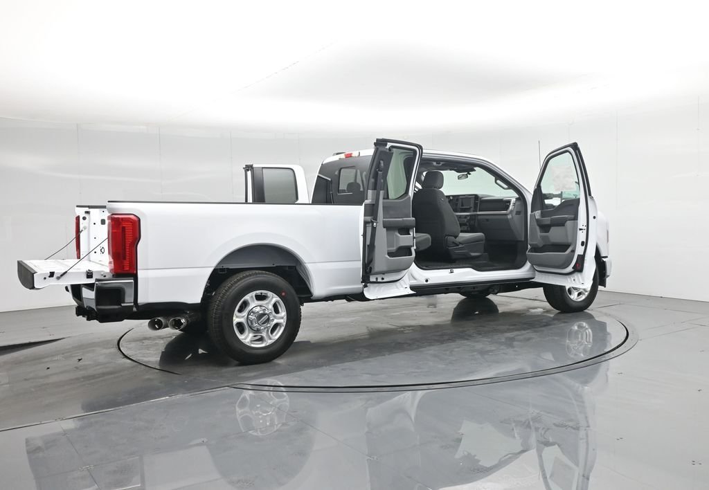 New 2026 Oxford White Ford XLT image 5