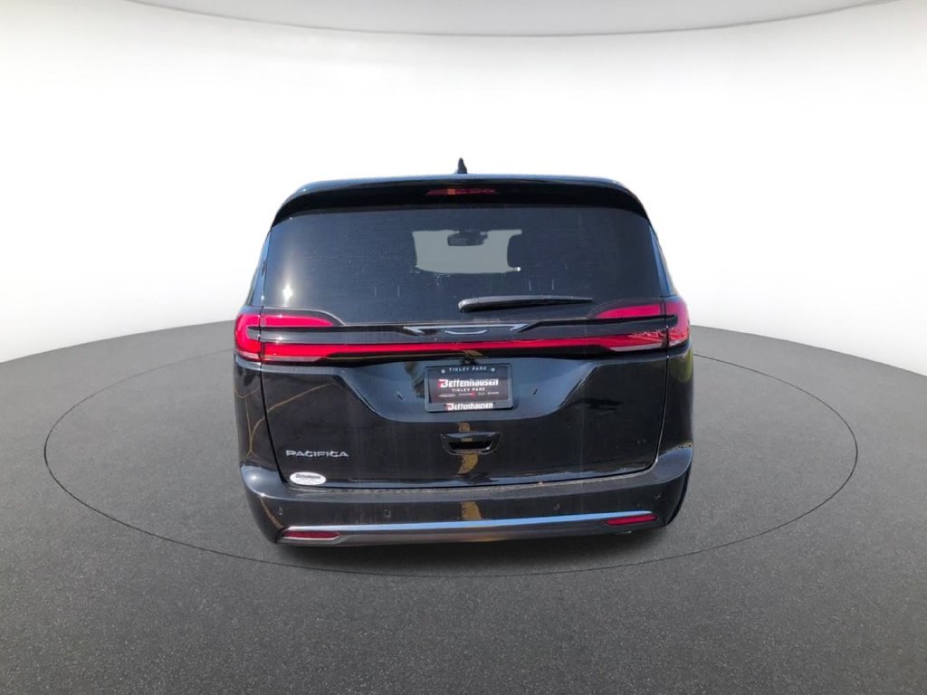 New 2027 Diamond Black Crystal Pearl-Coat Paint Chrysler Select image 9