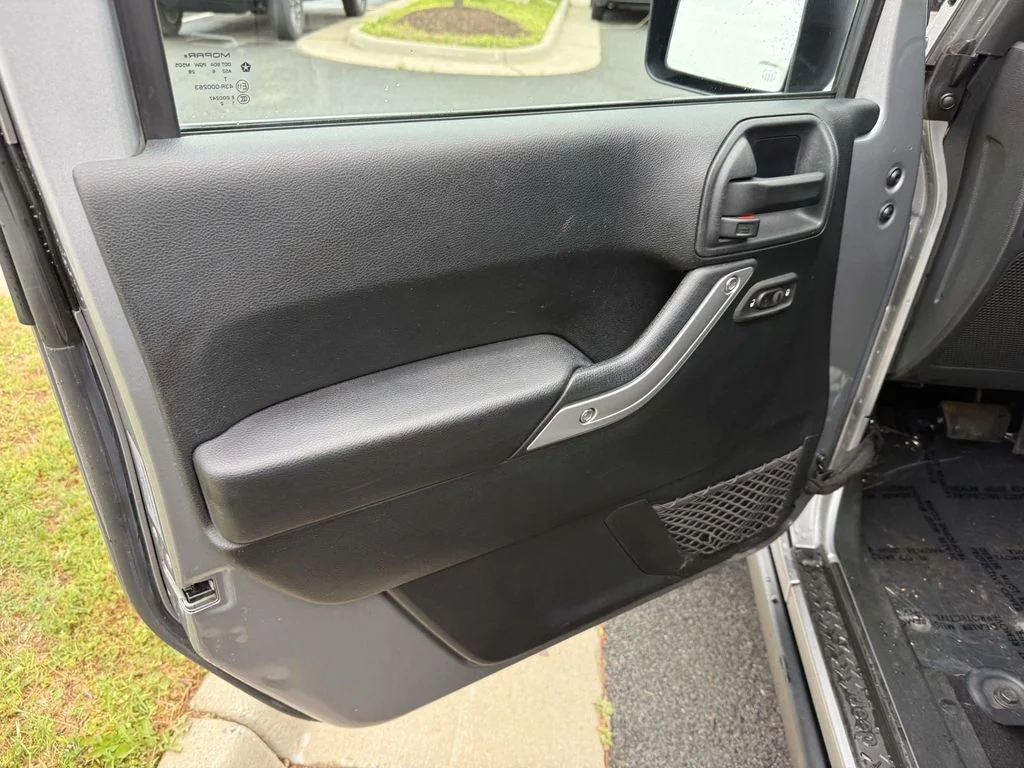 Used 2016 Silver Jeep Unlimited Rubicon image 32