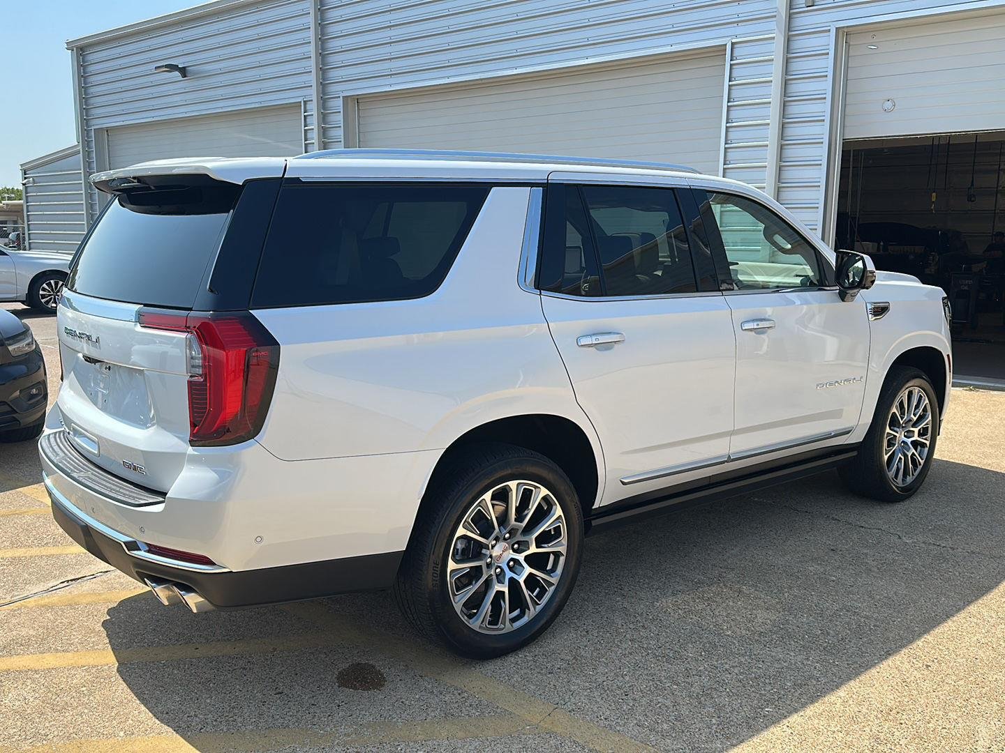 Used 2025 White Frost Tricoat GMC Denali image 4