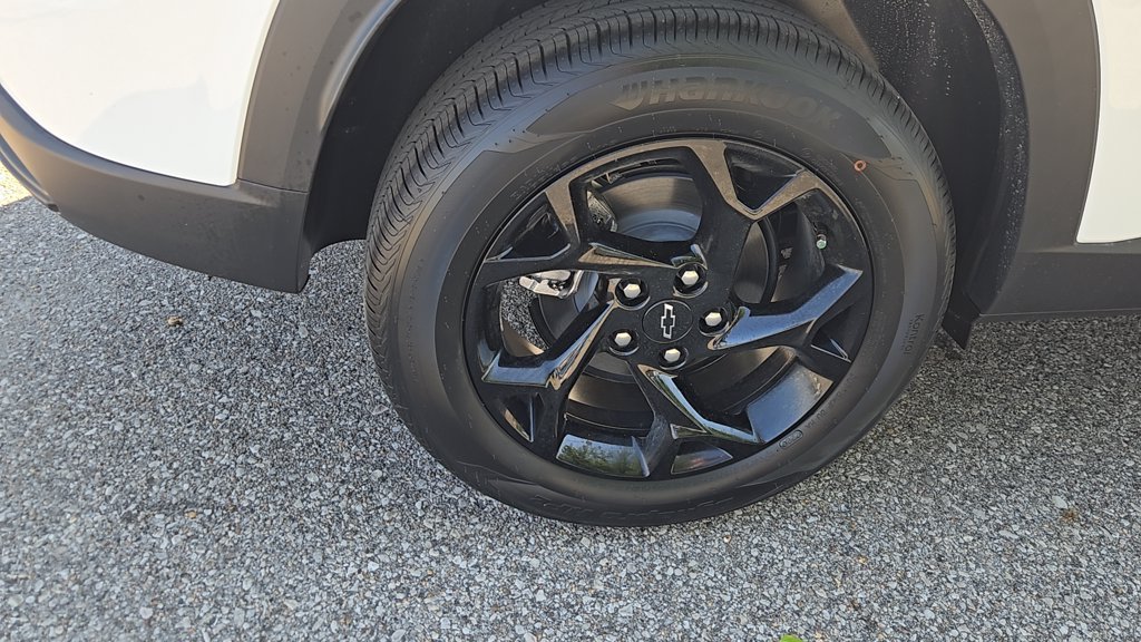 New 2026 Summit White Chevrolet LT image 31