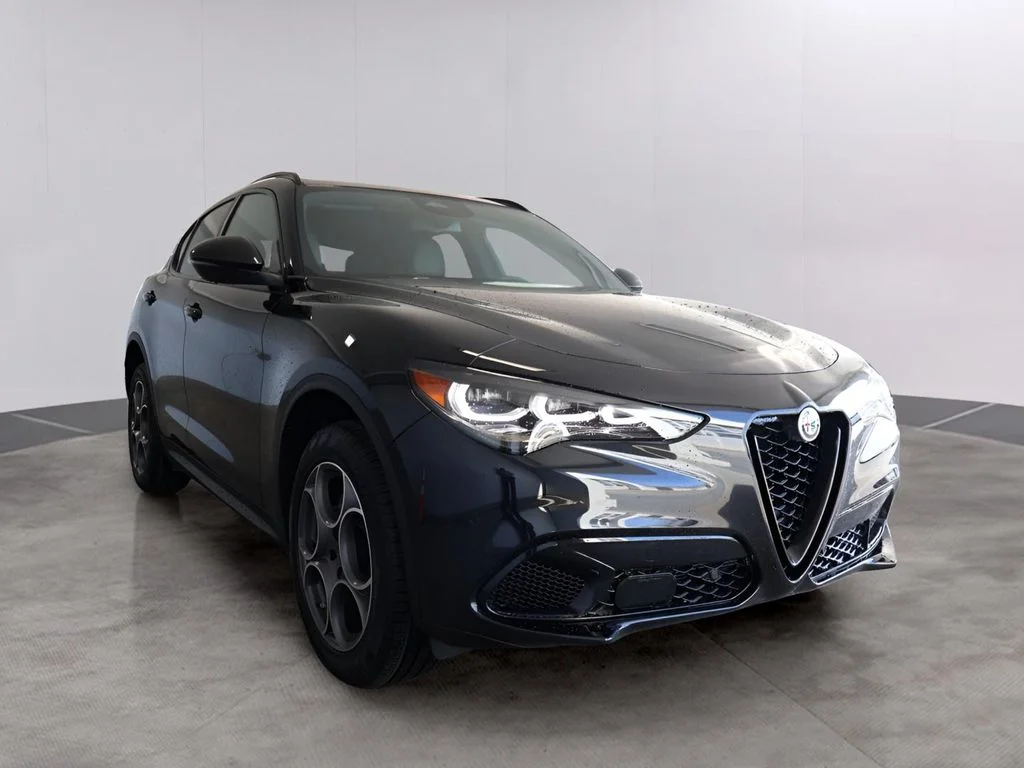 New 2025 Vulcano Black Metallic Exterior Paint Alfa Romeo Base image 3