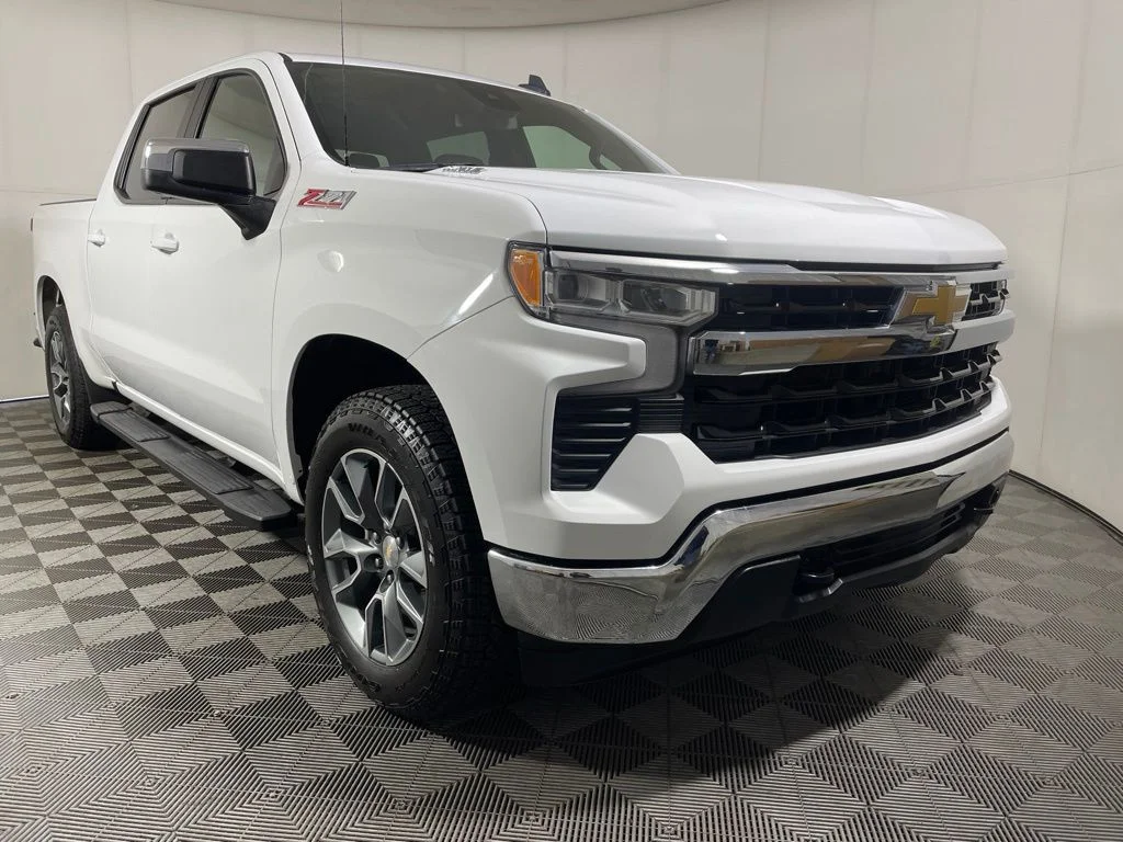 Used 2024 Summit White Chevrolet LT image 2
