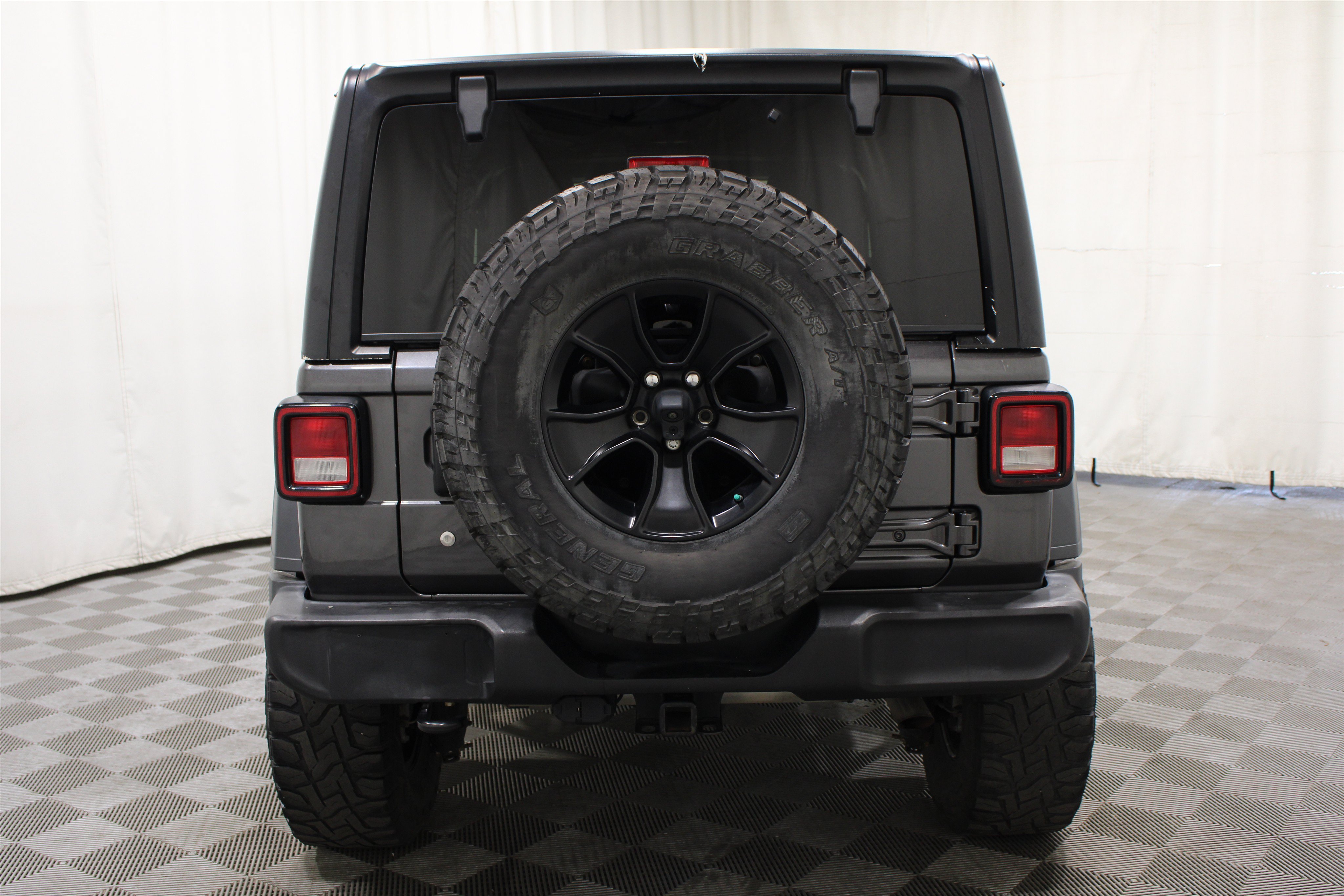 Used 2018 Granite Crystal Metallic Clearcoat Jeep Sport S image 29
