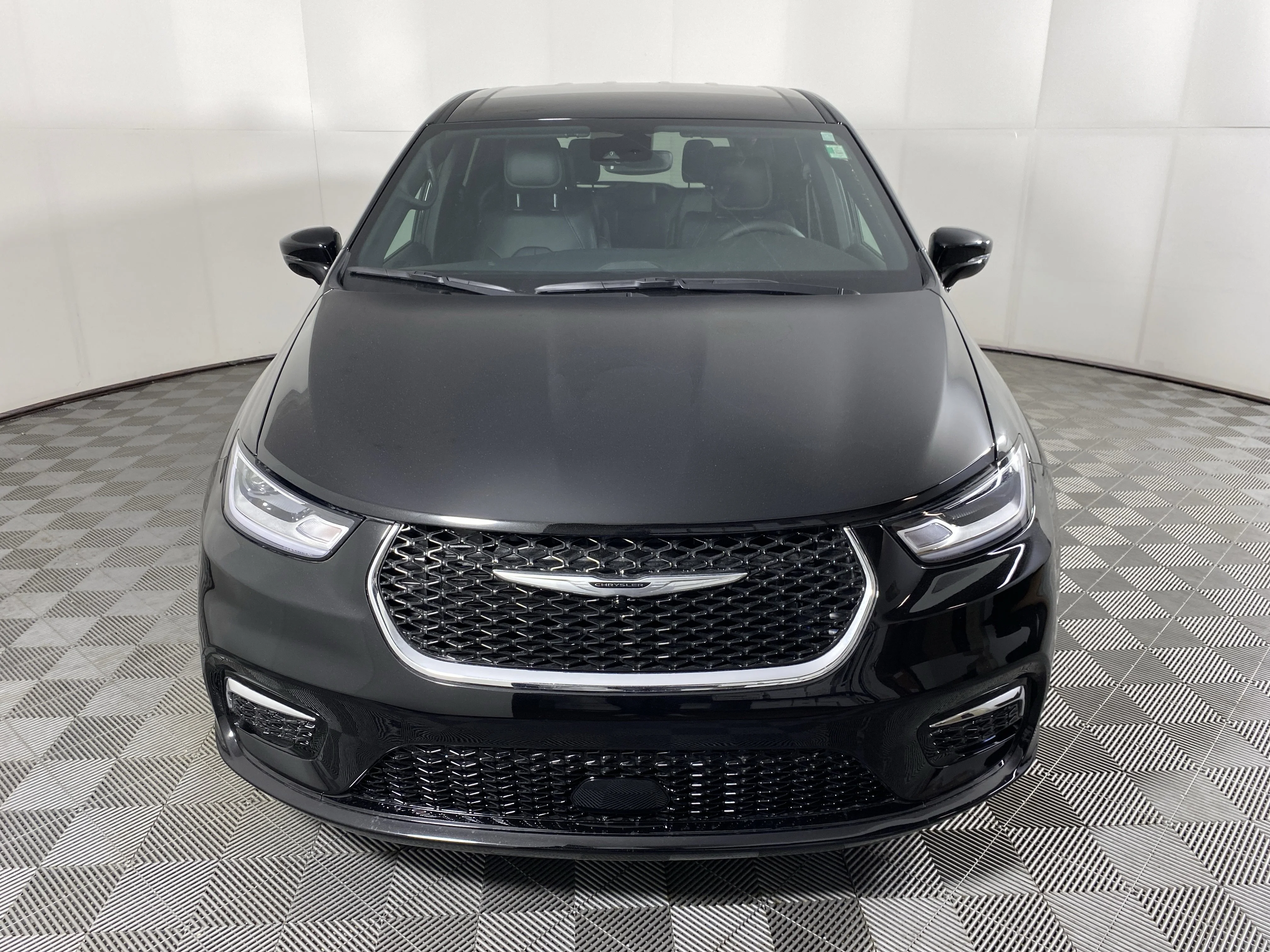 New 2026 Diamond Black Crystal Pearl-Coat Exterior Paint Chrysler Select image 10