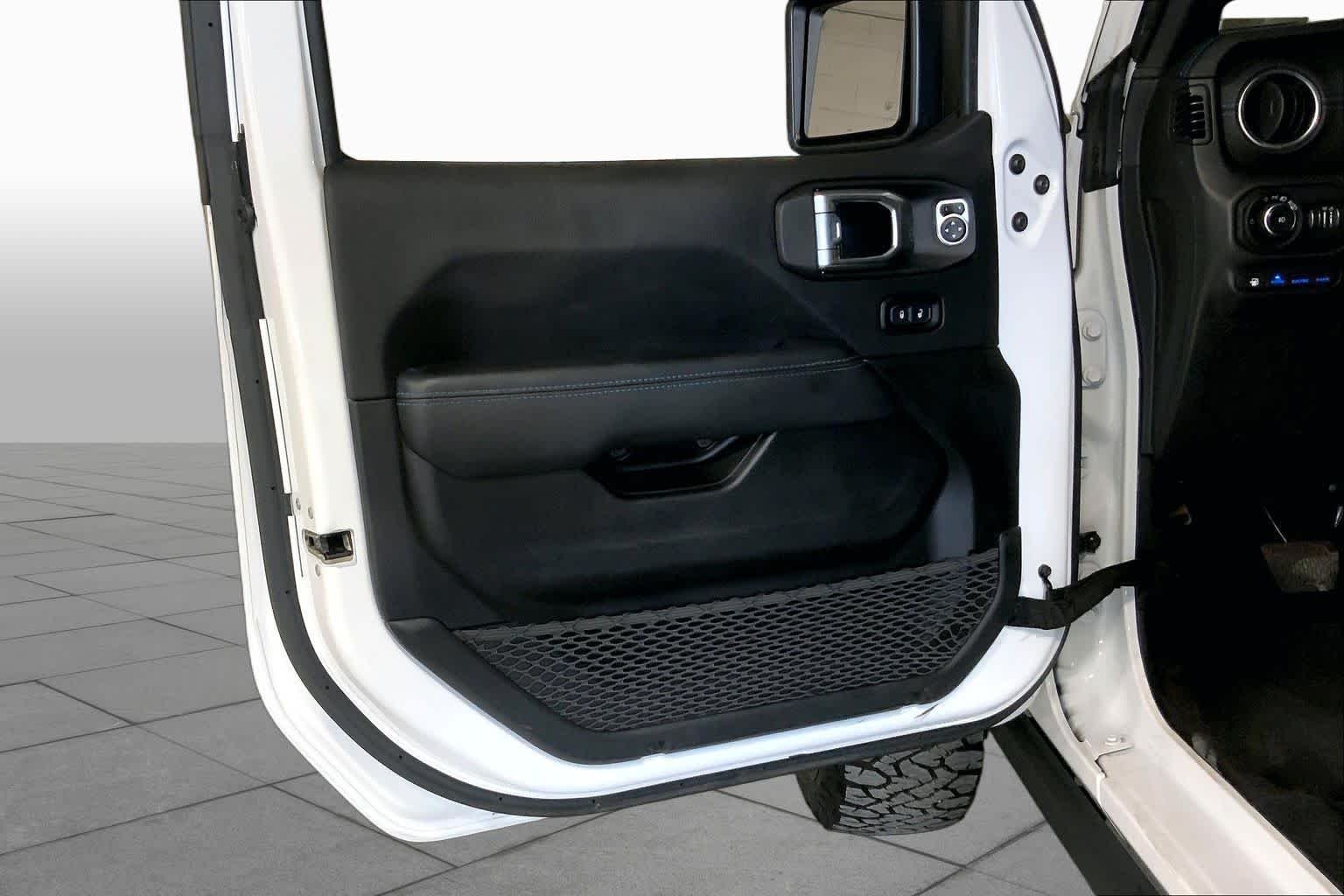 Used 2022 Bright White Clearcoat Jeep Unlimited Rubicon image 21