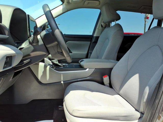 2025 Toyota Highlander LE - Photo 14