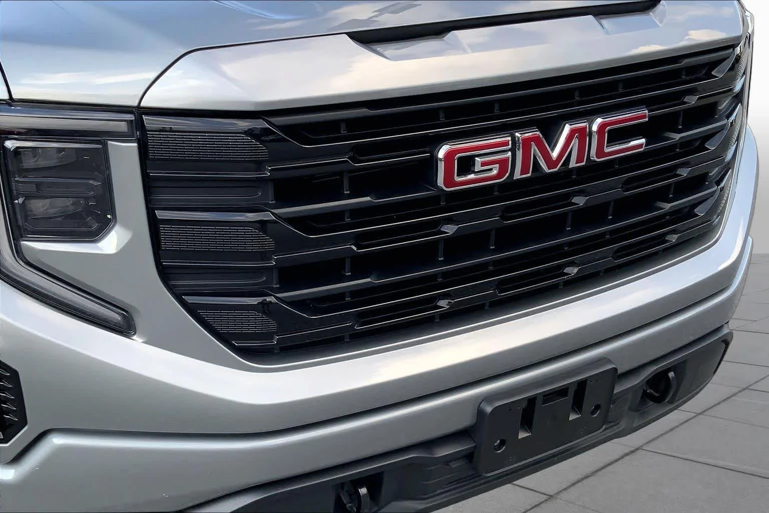 Used 2025 Sterling Metallic GMC Elevation image 27