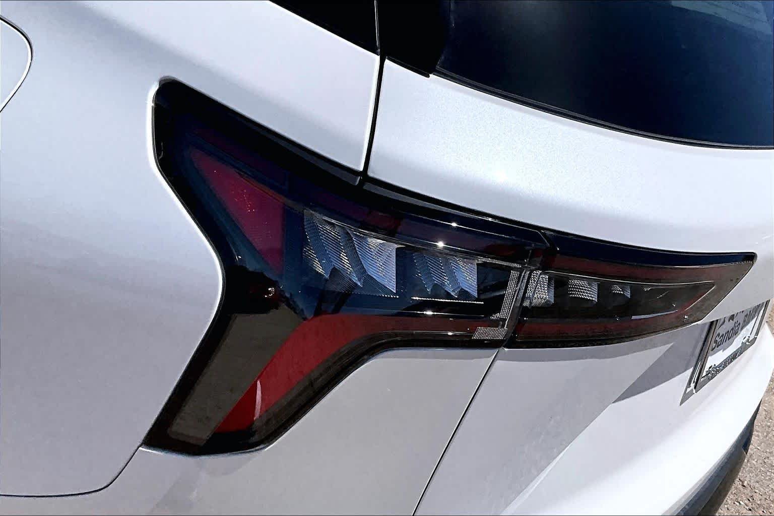 Used 2025 Iridescent Pearl Tricoat Chevrolet FWD RS image 26