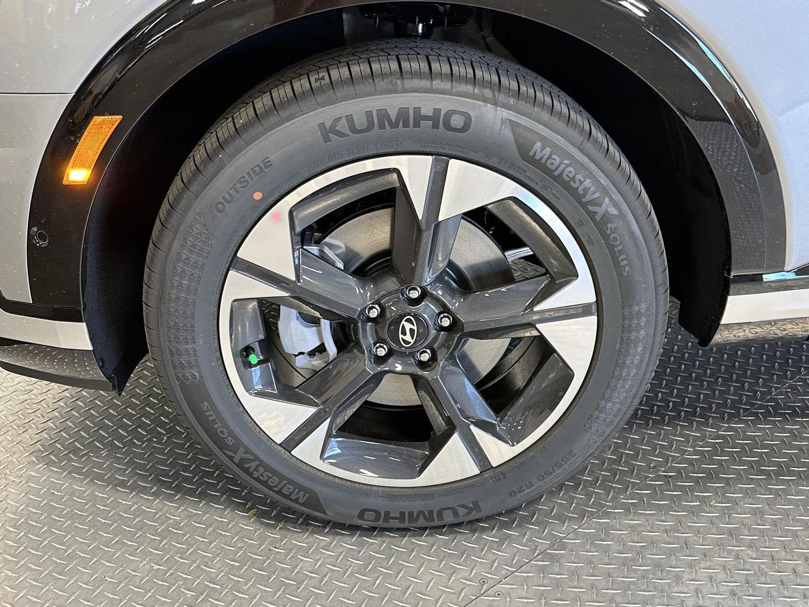 New 2027 Shimmering Silver Hyundai Limited 7P image 16
