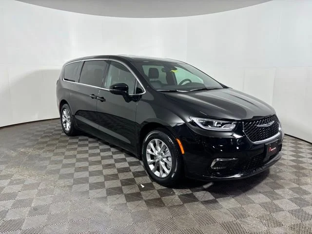 2026 Chrysler Pacifica Select AWD's photo