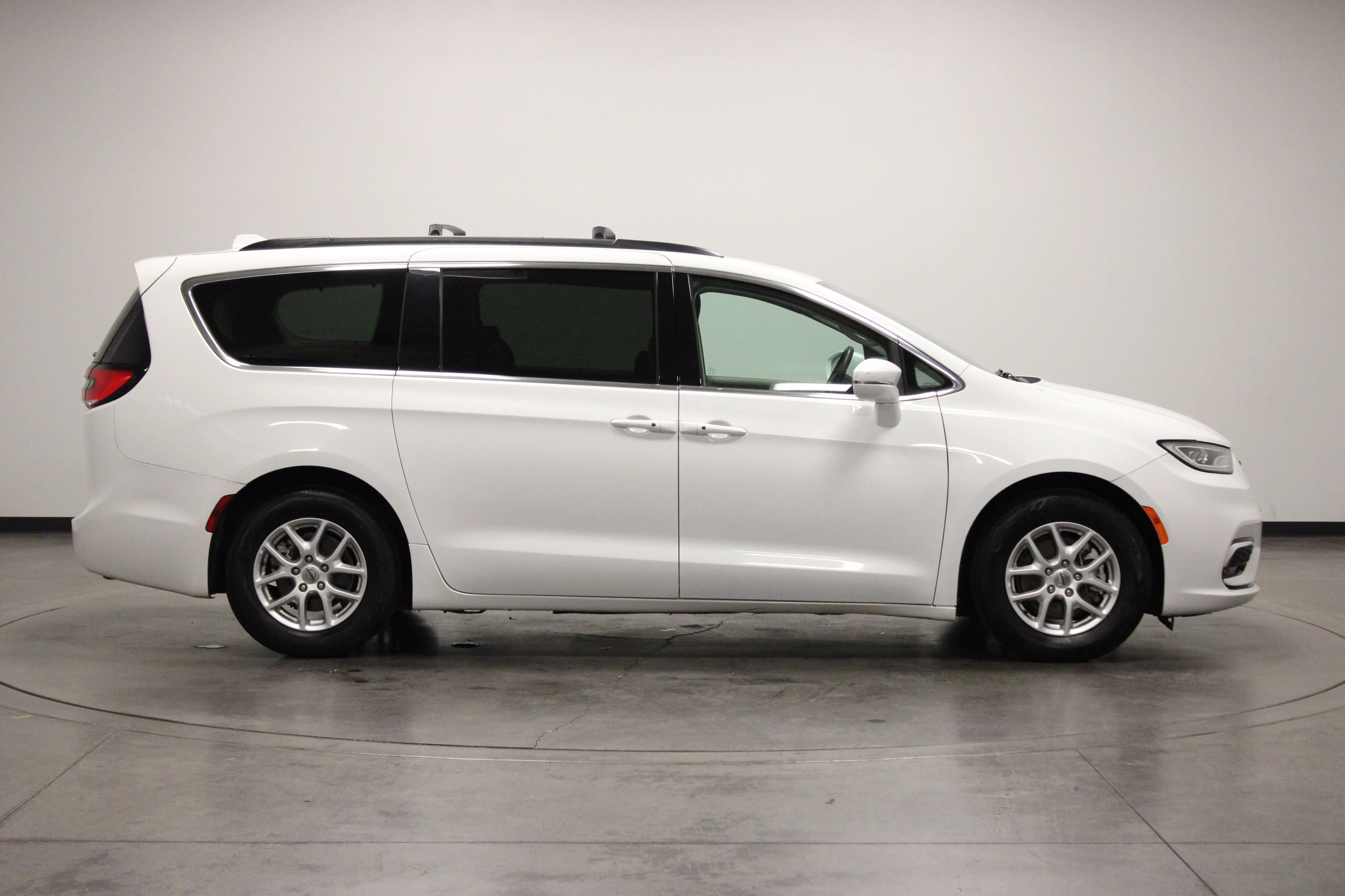 Used 2022 Bright White Clearcoat Chrysler Touring L image 9
