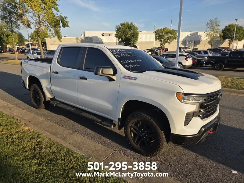 Used 2023 WHITE CHEVROLET 4WD CREW CAB 147" LT TRAIL BOSS image 3