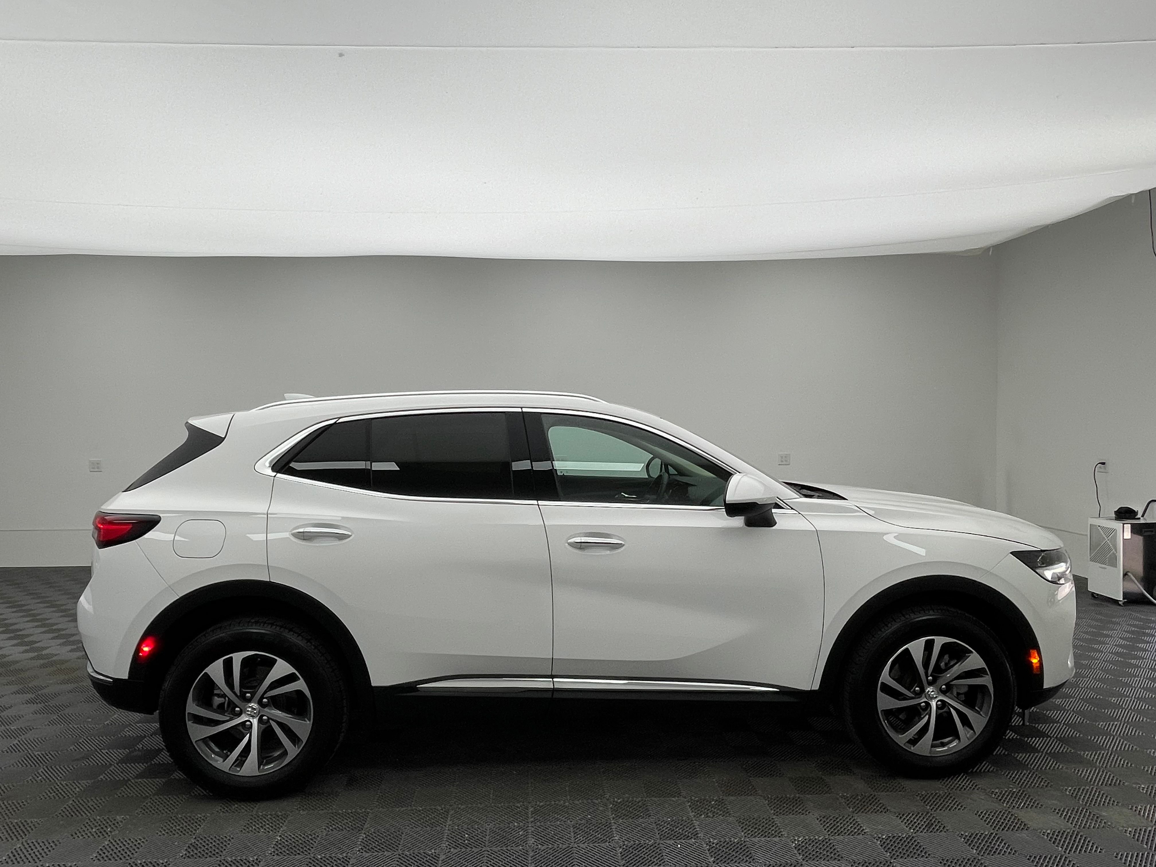Used 2023 Summit White Buick Essence image 6