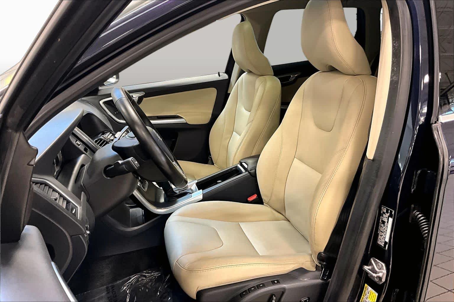 Used 2016 Magic Blue Metallic Volvo T6 Drive-E image 9