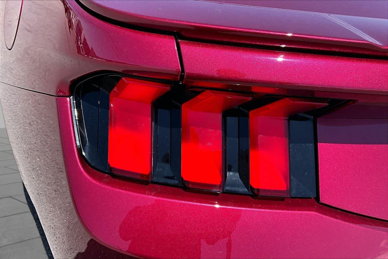 Used 2025 Molten Magenta Metallic Tri-coat Ford GT image 27