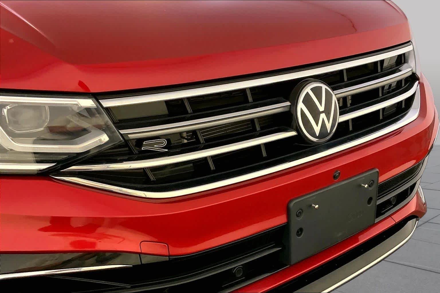Used 2024 Kings Red Metallic Volkswagen SEL R-Line image 32