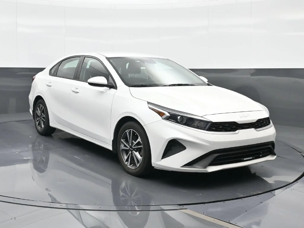Used 2023 White Kia LXS image 4