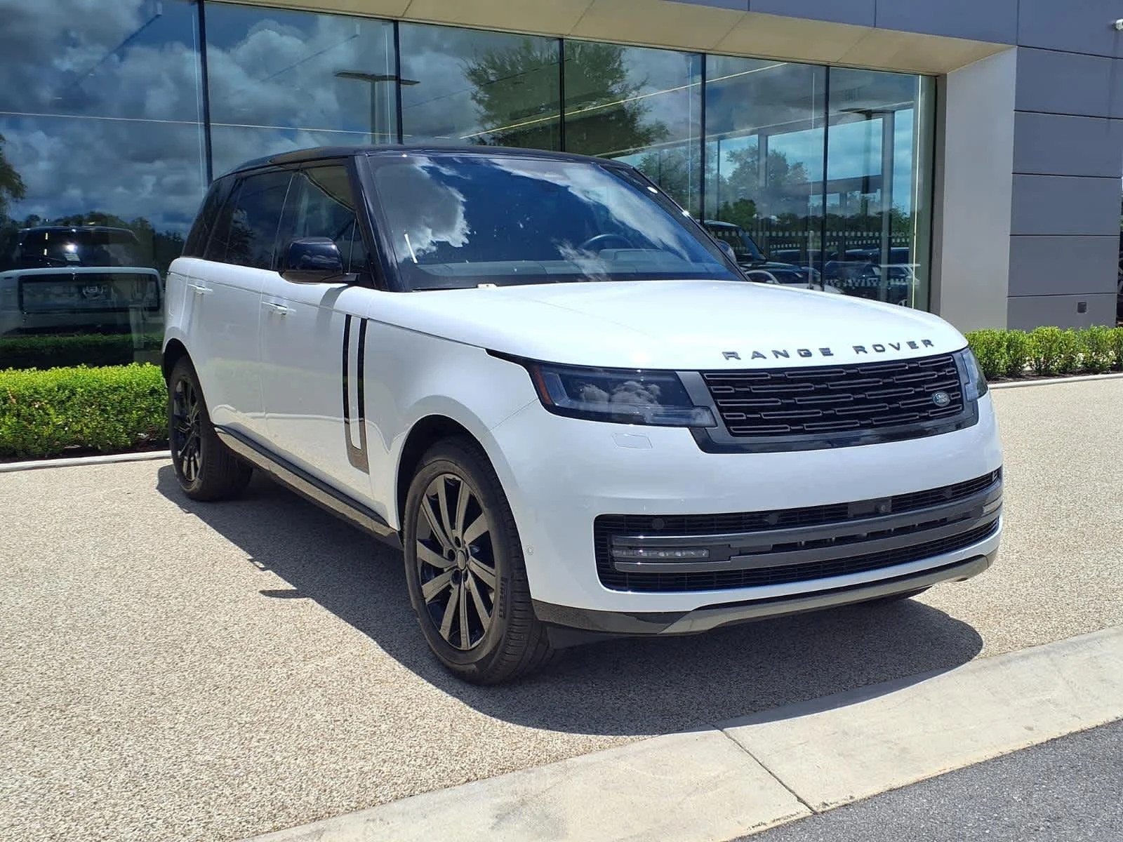 Used 2025 Fuji White Land Rover SE image 3