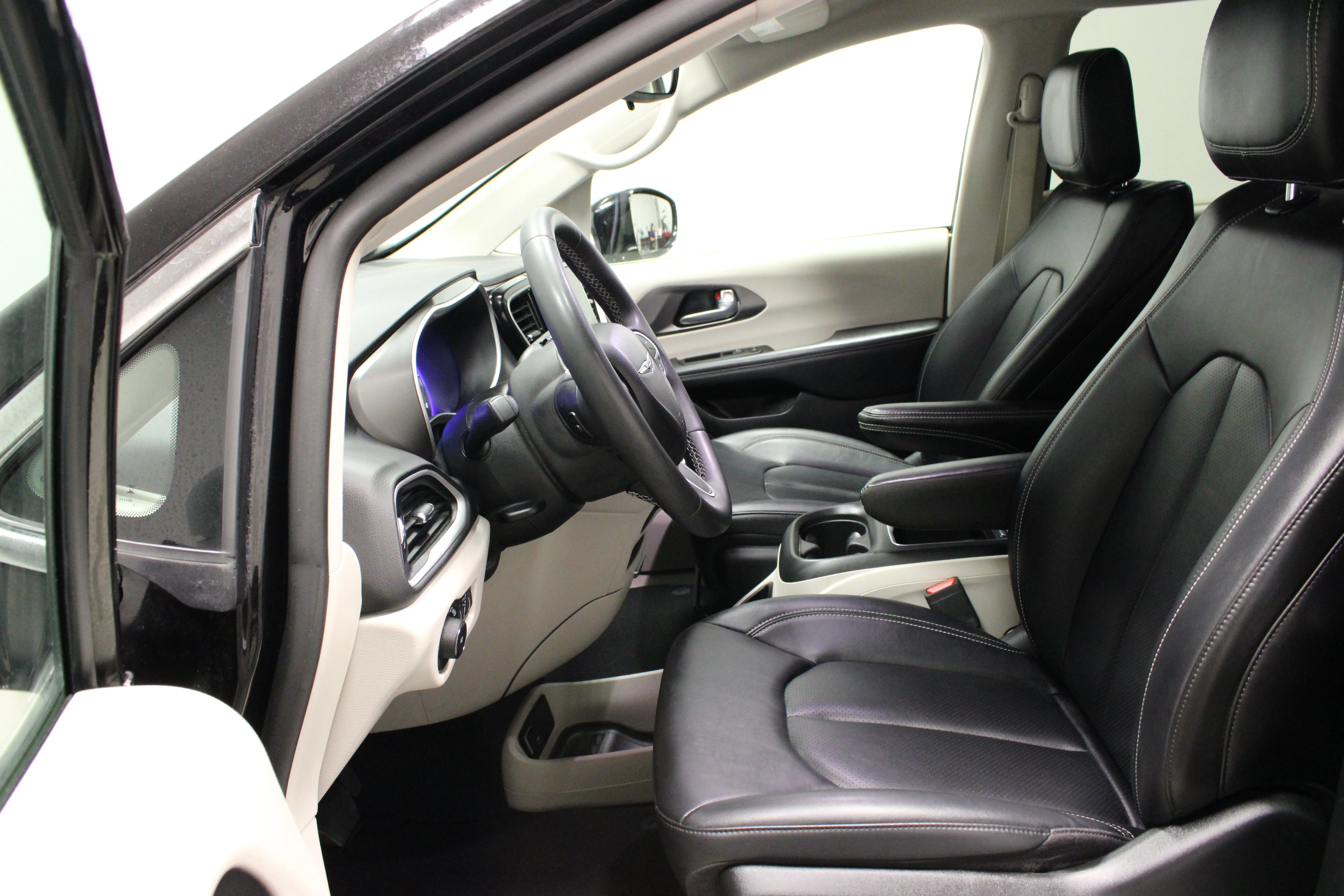 Used 2024 Diamond Black Crystal Pearlcoat Chrysler Touring L image 18