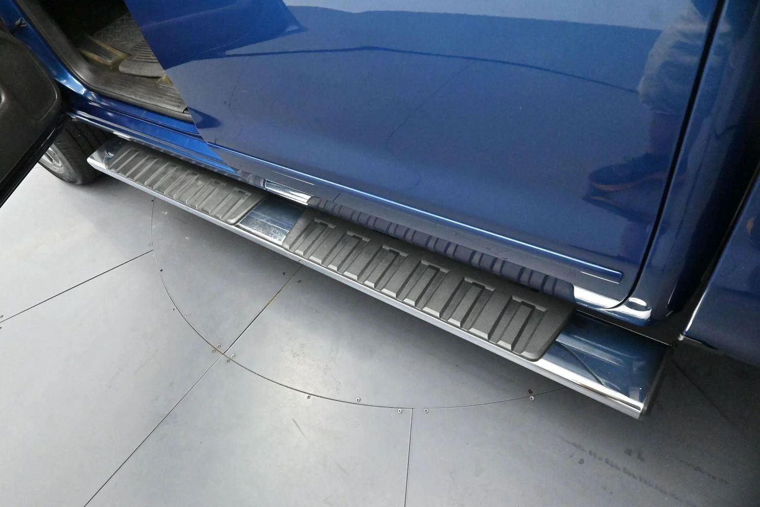 Used 2018 Deep Ocean Blue Metallic Chevrolet LT image 9