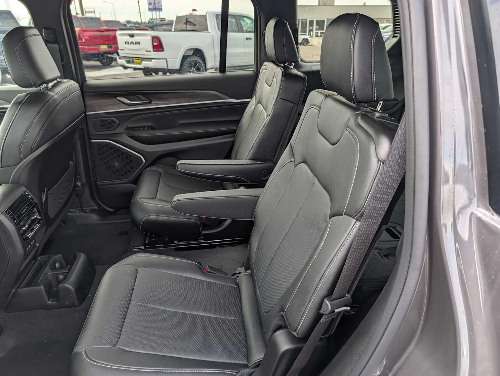 New 2026 Baltic Gray Metallic Clear-Coat Exterior Paint Jeep Limited Reserve image 10