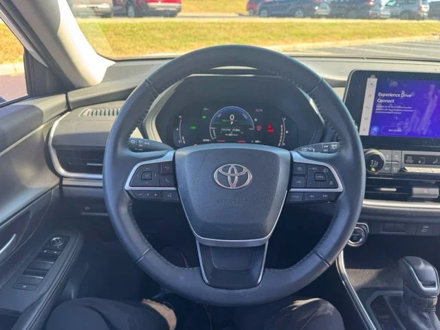 Used 2025 Pearl Toyota XLE image 24