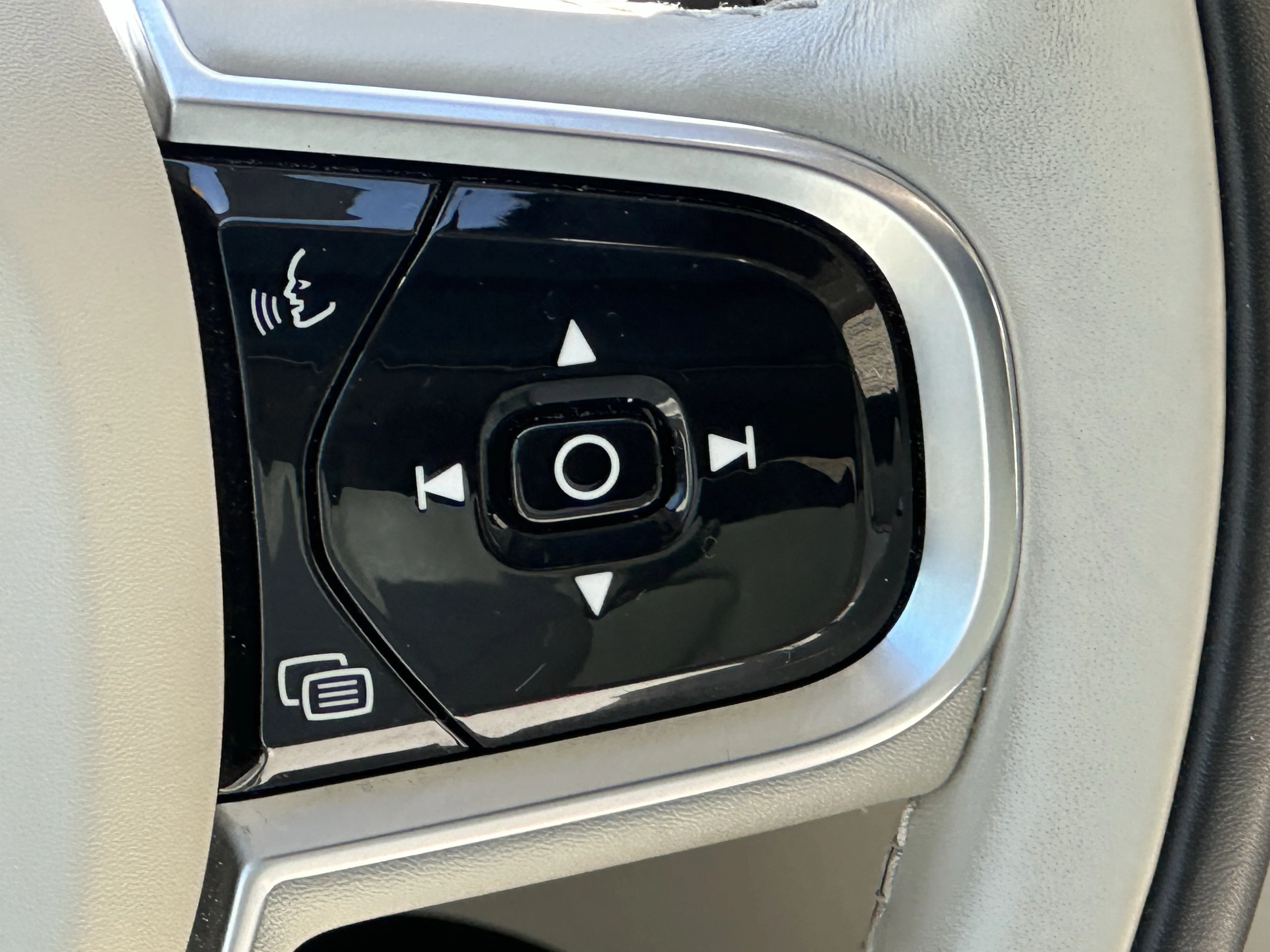 Certified Used 2024  Volvo Plus Bright Theme image 13