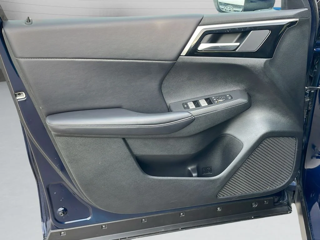 Used 2024 Blue Mitsubishi SE image 11