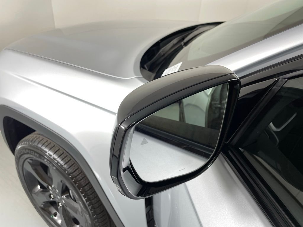 New 2025 Silver Zynith Exterior Paint Jeep Limited image 13