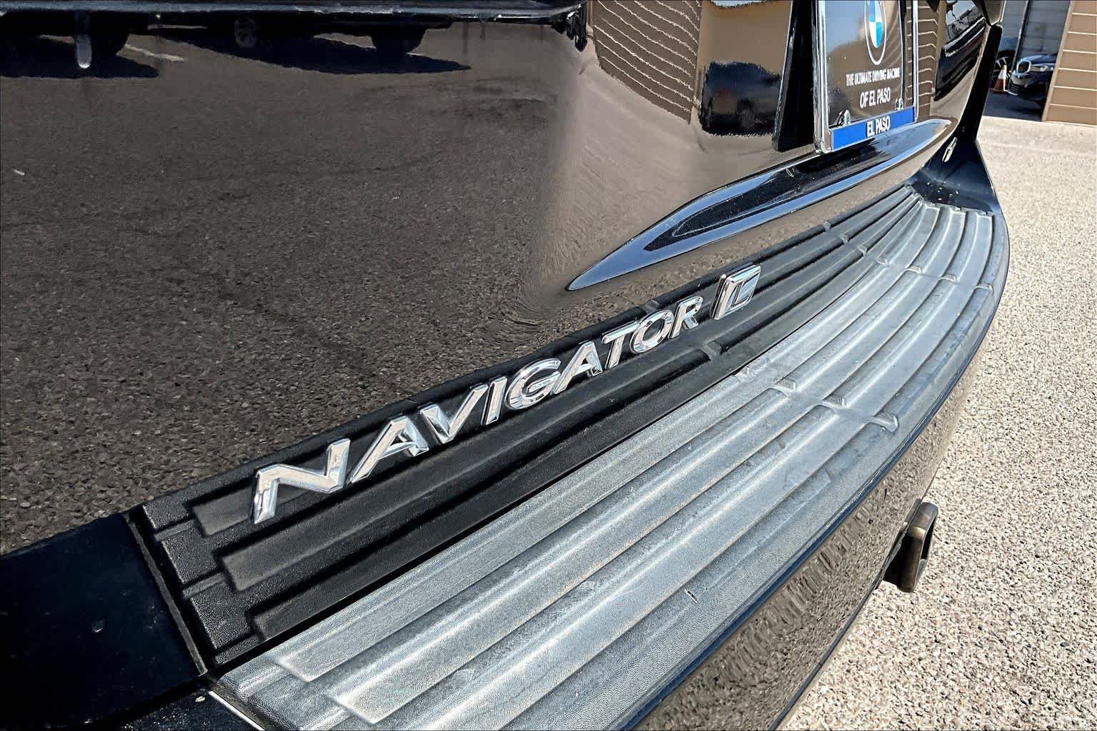 Used 2016 Black Velvet Lincoln Select image 30