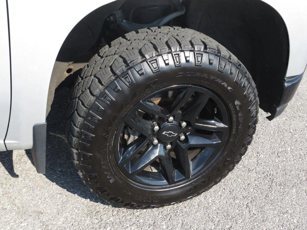 Used 2021 Silver Ice Metallic Chevrolet LT Trail Boss image 10