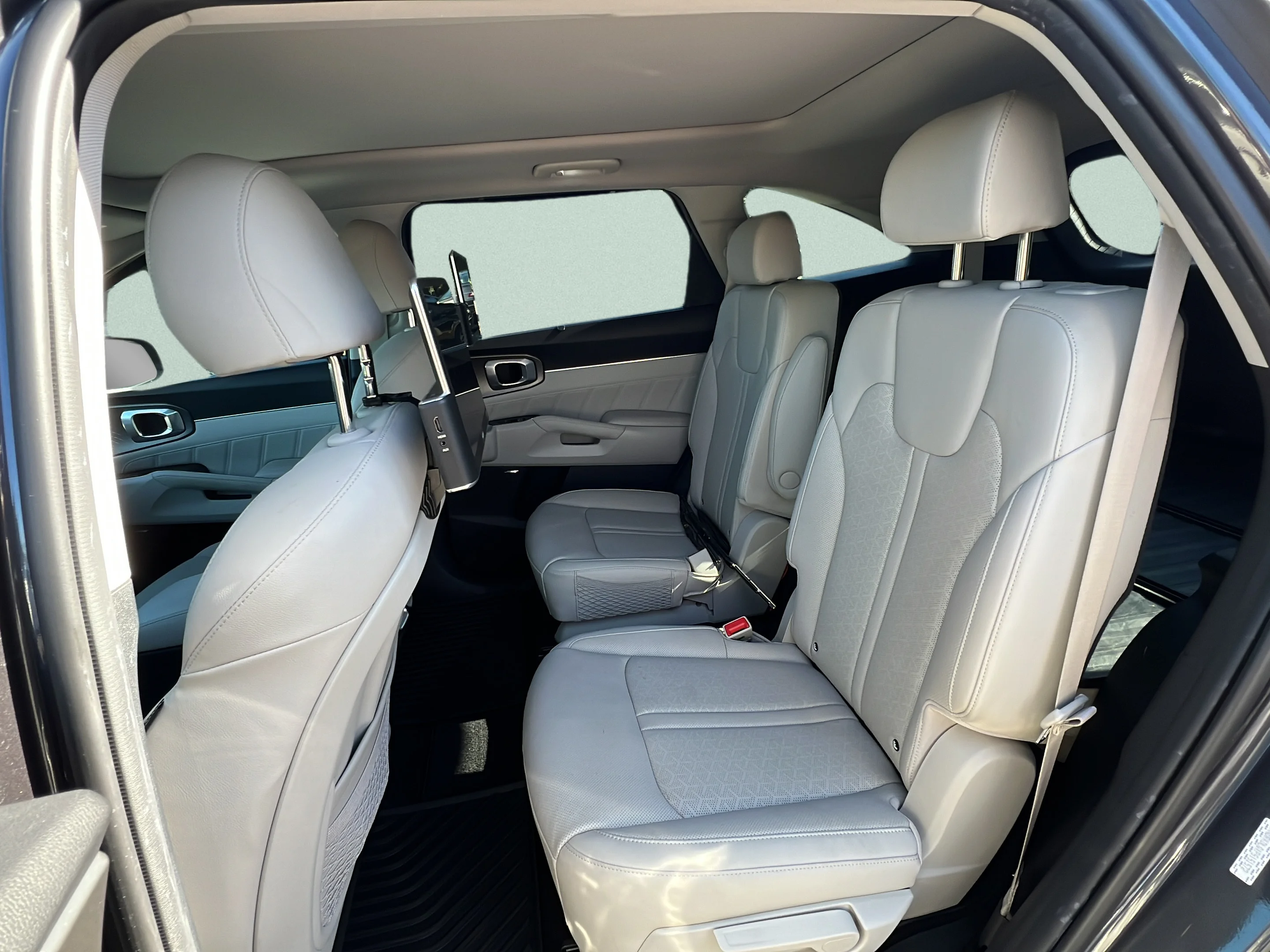 Used 2023 Platinum Graphite Kia SX Prestige image 13