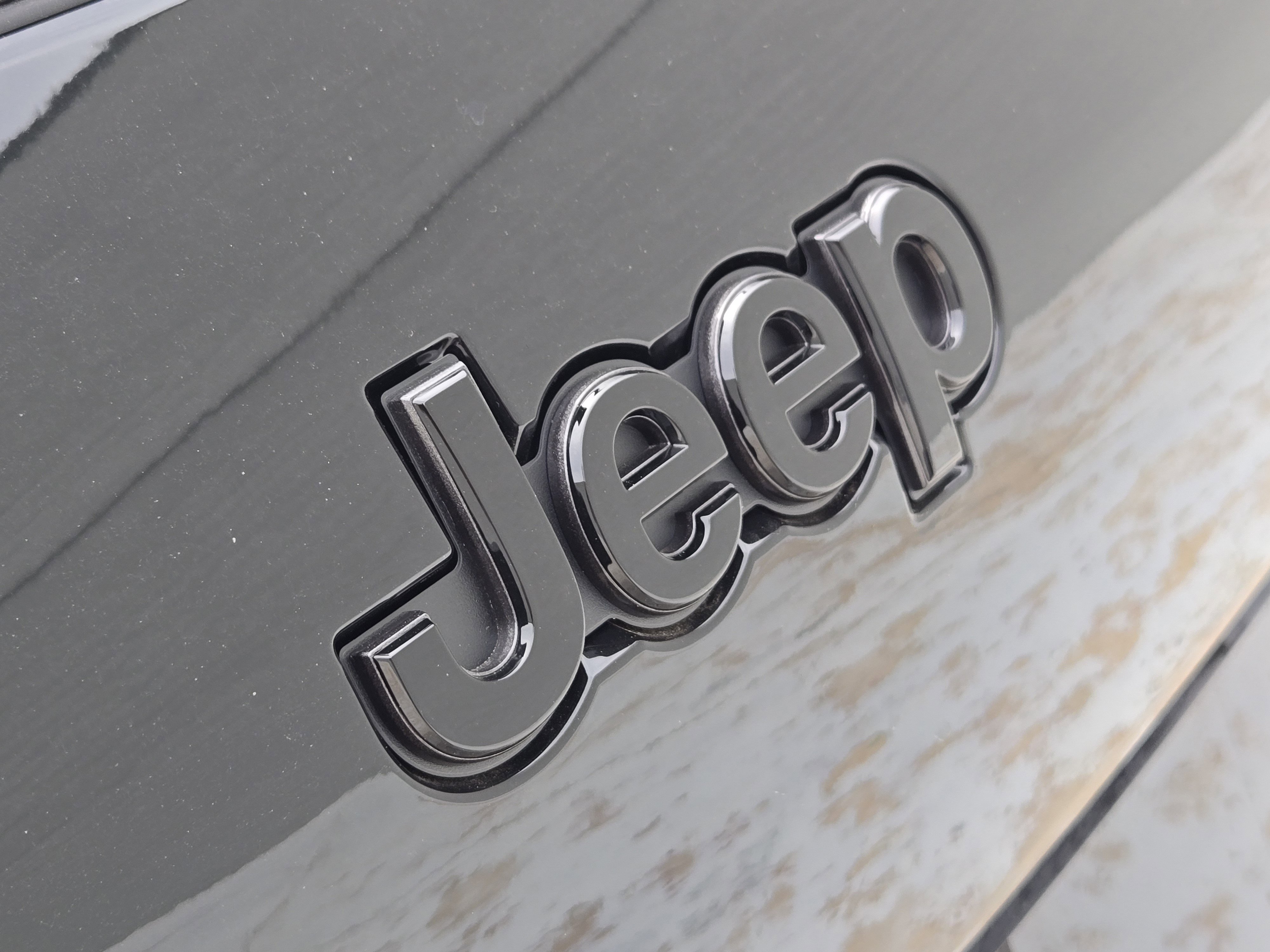 New 2026 Diamond Black Crystal Pearl-Coat Exterior Paint Jeep Laredo Altitude image 8