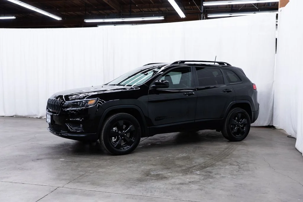 Used 2023 Black Jeep Altitude image 3