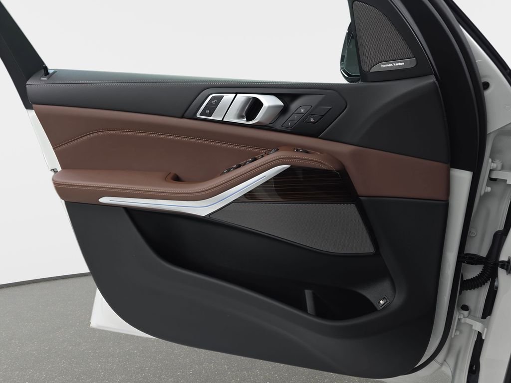 New 2026 Mineral White Metallic BMW xDrive50e image 26
