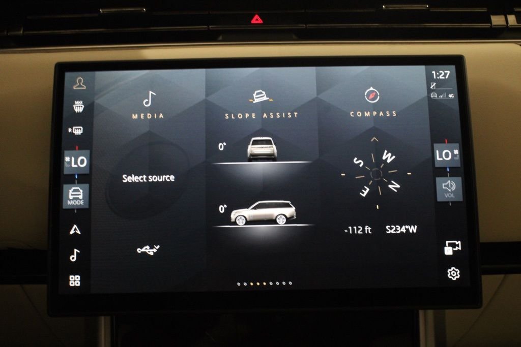 Used 2025  Land Rover SE image 22