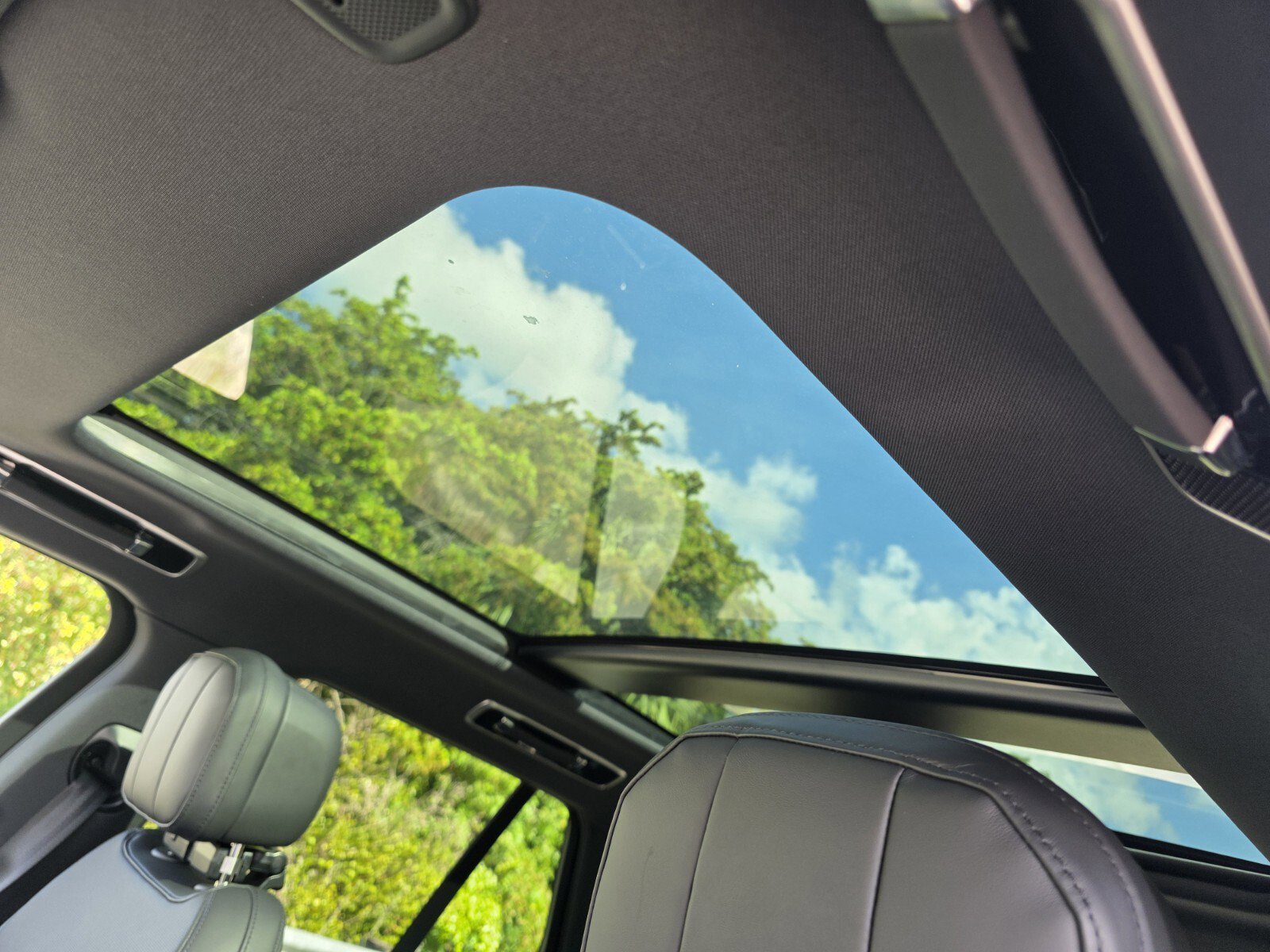 New 2026 Santorini Black Land Rover SE image 13