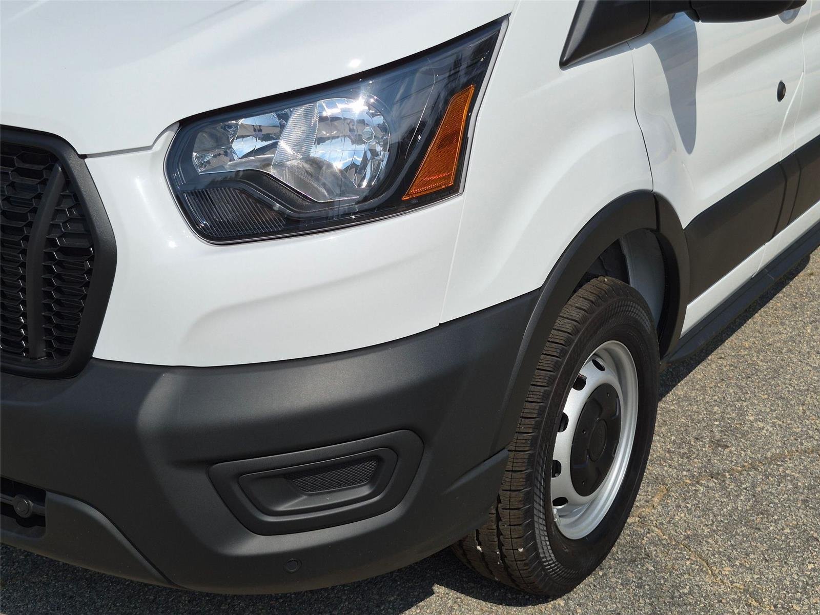 New 2026 Oxford White Ford T250 image 9