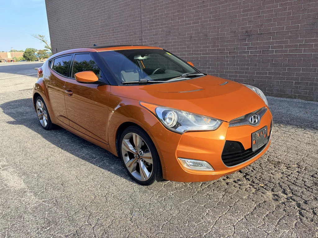 Used 2013 26.2 Yellow Hyundai w/Black Int image 7